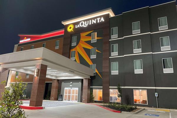 Photo 1 - La Quinta Inn & Suites by Wyndham Sulphur