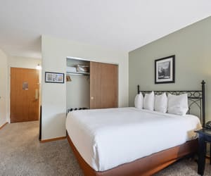 Photo 4 - Bridge End Hotel Style Room with 2 Beds  #106A