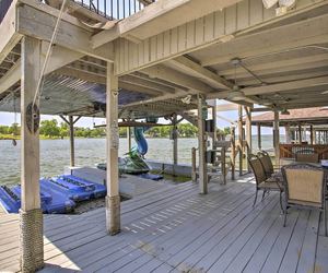 Photo 5 - Waterfront Lake Home w/ Deck - New Renovations!